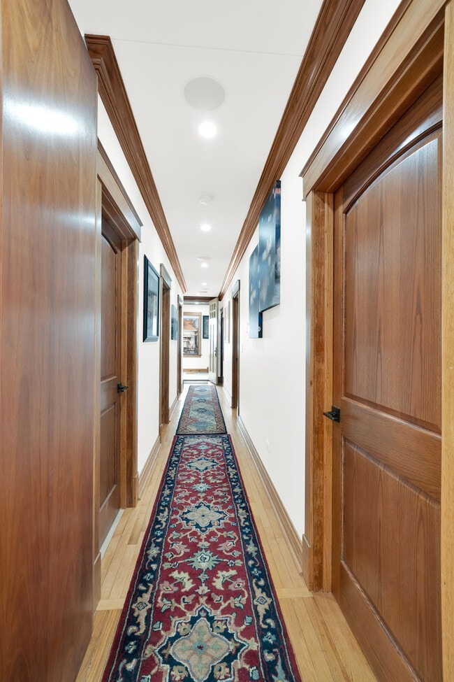 Building Photo - 1226 S 60th Ct