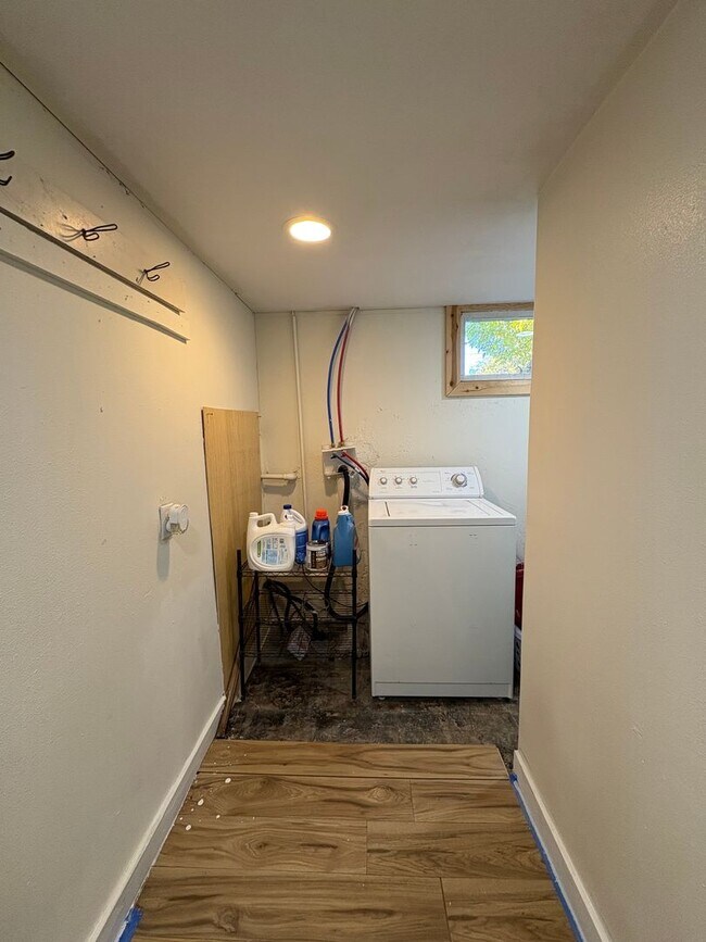 Building Photo - Centrally located 2 bed 1 bath upper level...