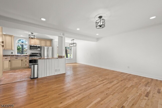 Building Photo - 27 Meadowview Rd