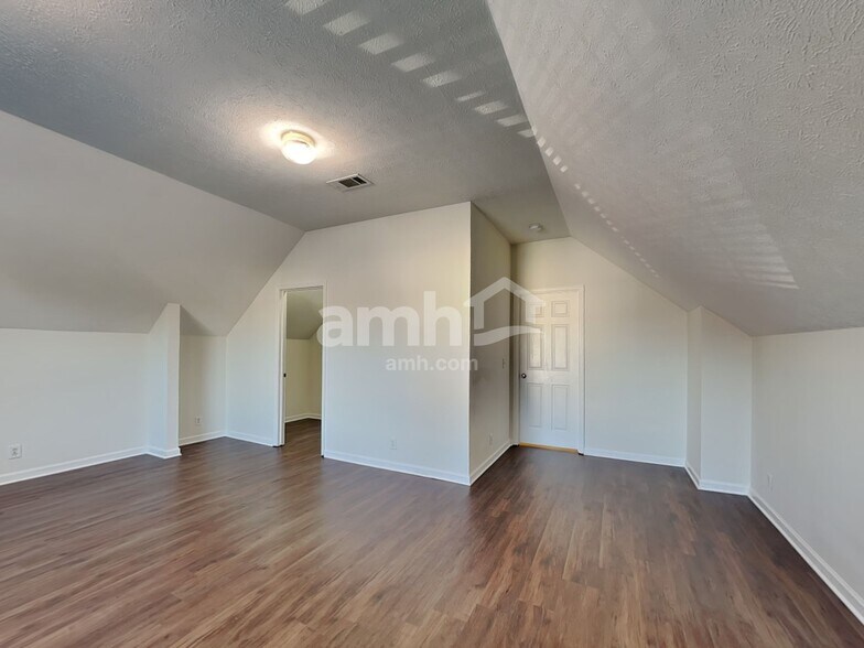 Building Photo - 2805 River Bend Dr