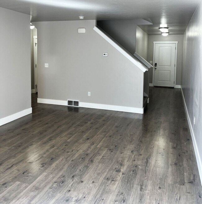 Building Photo - Beautiful 3 Bedroom Townhome in Bluffdale