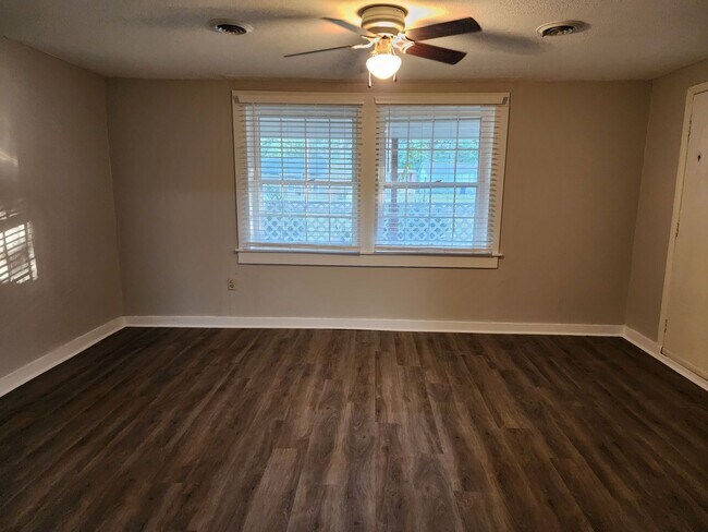 Building Photo - Nice 2 Bedroom