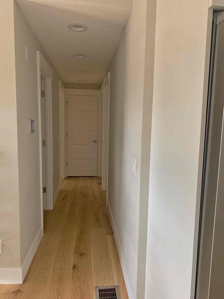 Building Photo - 104 NW Royal Ct