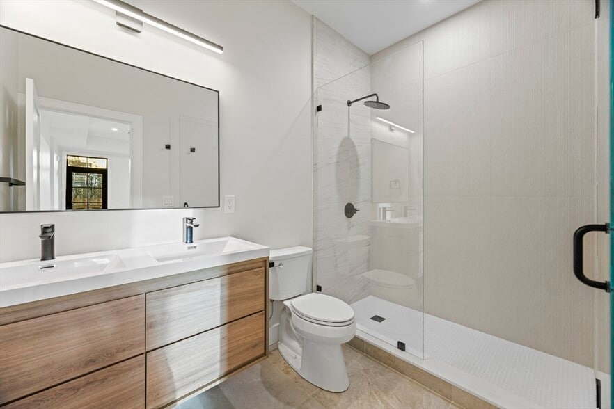 Building Photo - 224 W 9th St