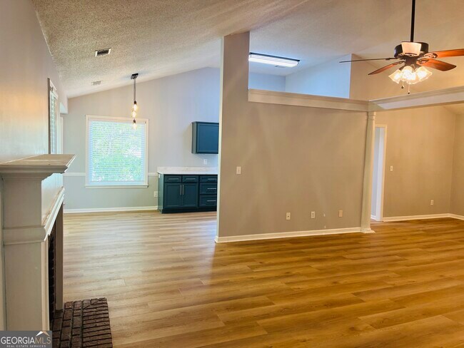 Building Photo - 165 River Park Dr