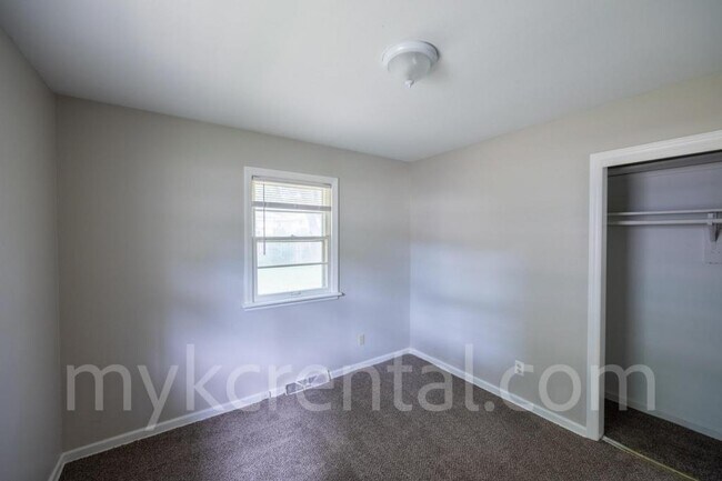 Building Photo - 9108 W 95th St