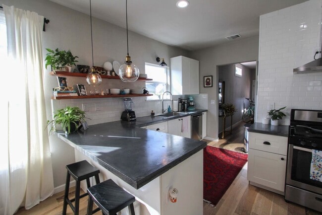 Building Photo - RENOVATED 3-BEDROOM HOME IN BEACON HILL
