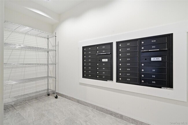 Building Photo - 180 Deer Park Ave