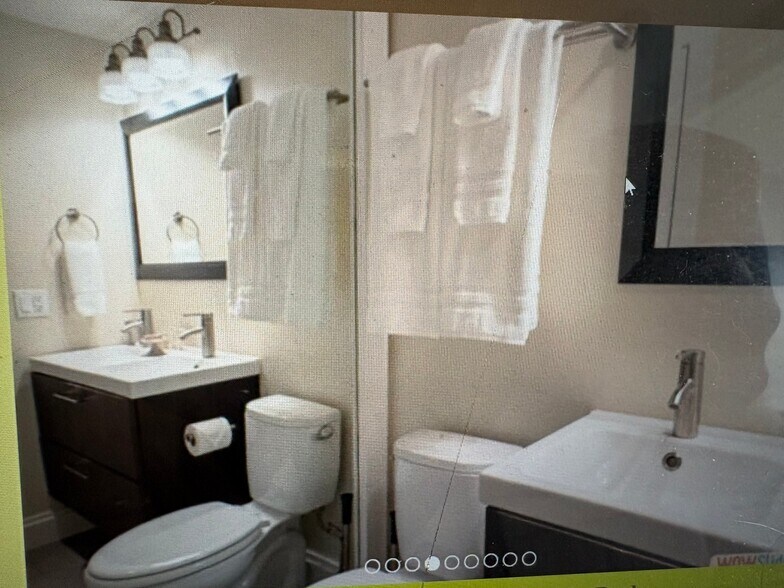 Building Photo - 830 W Altgeld St