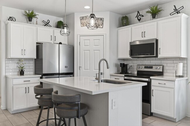 Building Photo - 36354 W San Clemente Ave