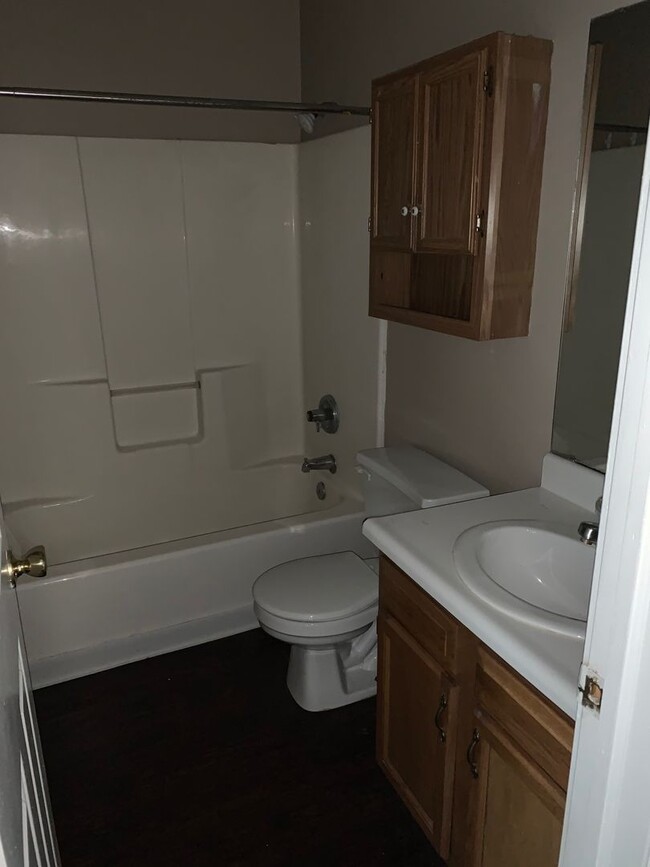 Building Photo - 2 bed 1 bath duplex