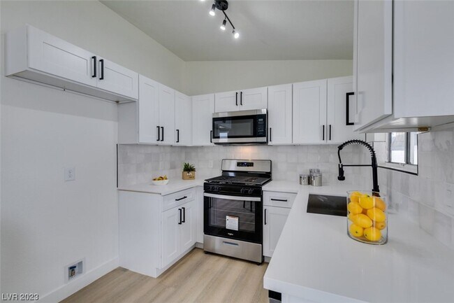 Building Photo - 598 Jackson Dr