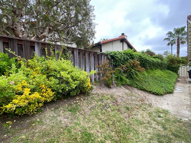 Building Photo - 3BR 3BA home, located in beautiful Solana Beach! Spacious layout with lush landscape