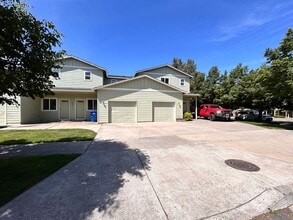 Building Photo - 3 Bed/2.5 Bath Townhome Style Unit in SW Bend - Attached Garage