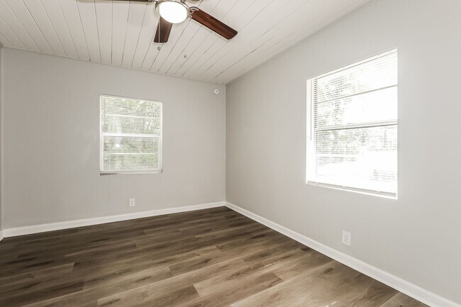 Building Photo - 3 BR/2BA | Newly Renovated Single Family Home | Large Covered Back Patio| In Valrico!