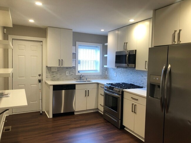 Building Photo - Beautiful 2 full bathroom (2)1/2 bathroom 2 bedroom townhouse in Baltimore City