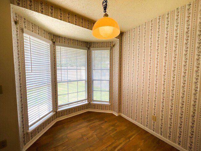 Building Photo - 107 S Village Knoll Cir