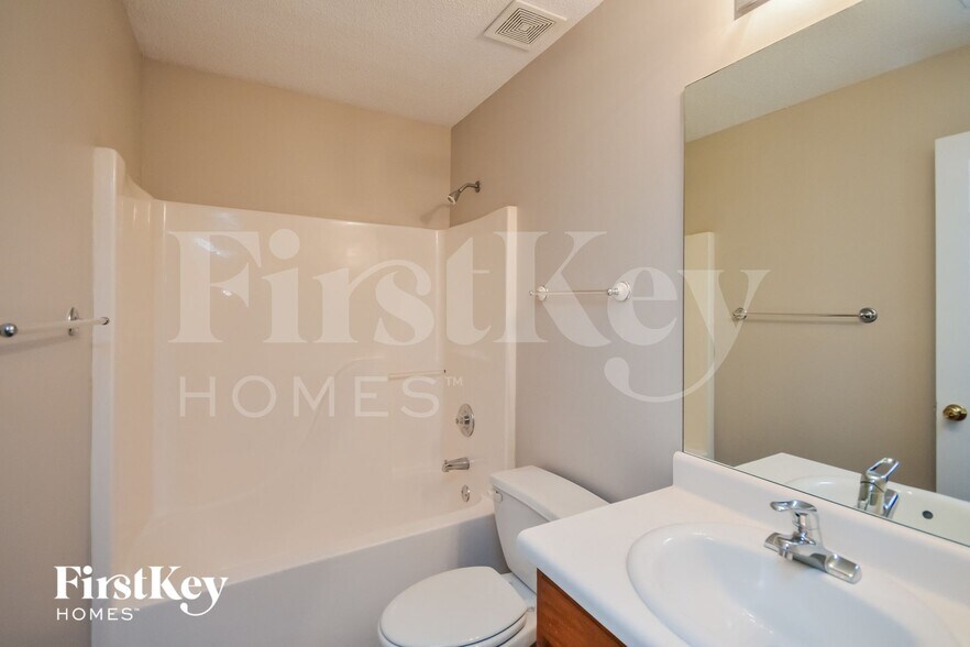 Building Photo - 7099 Ravenwood Ln