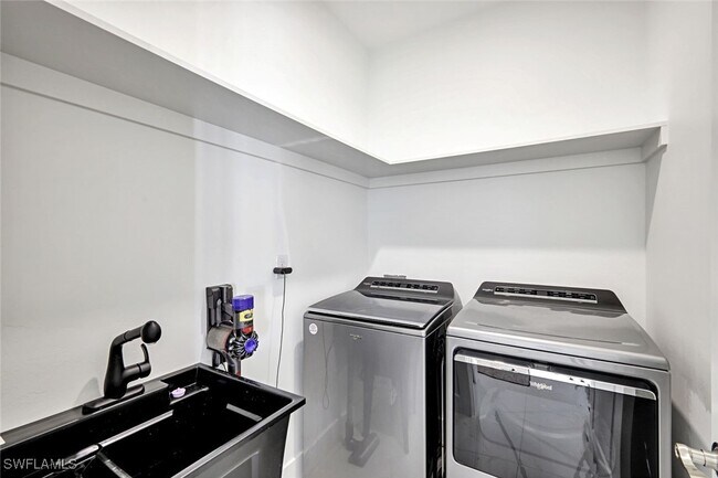 Building Photo - 502 SW 25th Pl