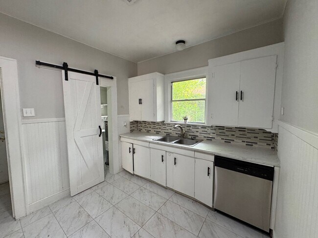 Building Photo - Updated Farm House in Central Waco