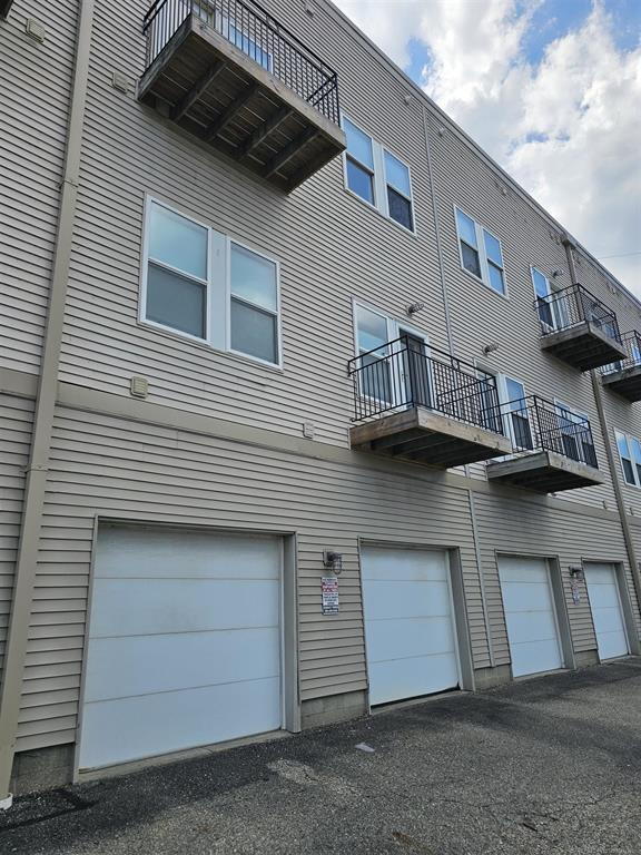 Building Photo - Downtown Mount Clemens Loft 2 Bedroom, 1 Bath Top Floor, Garage. Soaring 20-Foot Ceilings, Dramat...