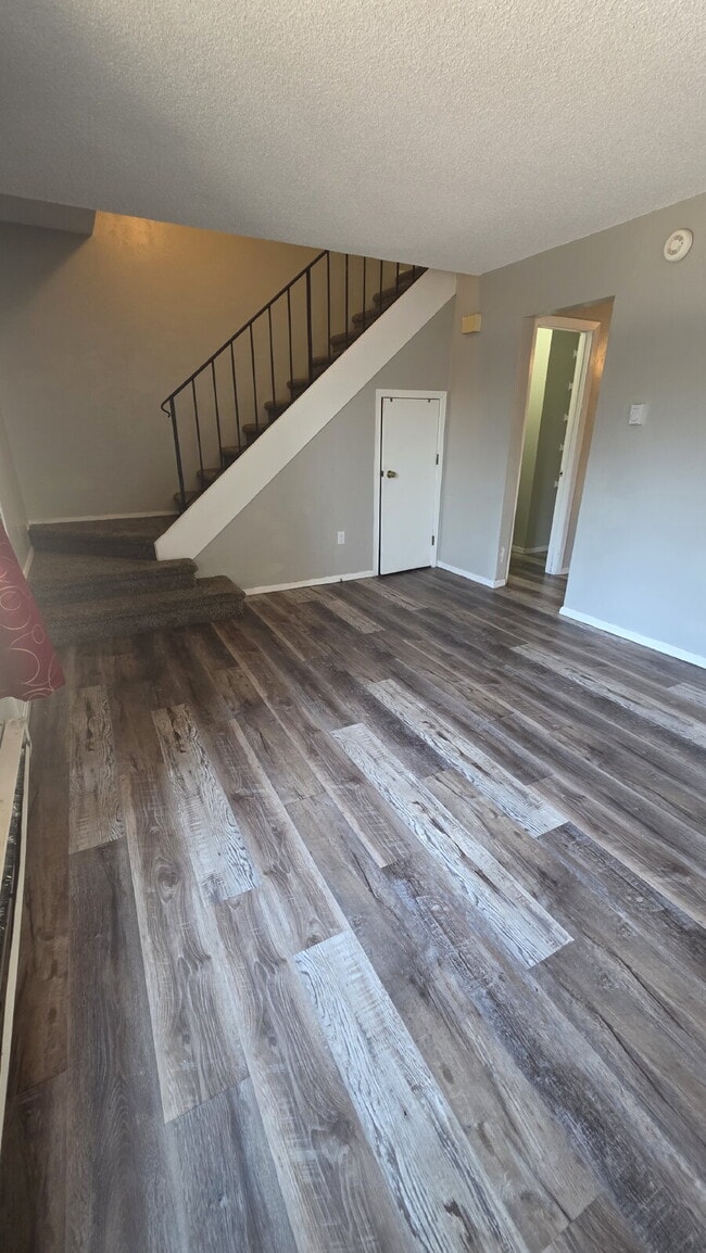 Building Photo - 2 Bed- 1 Bath on Darby West Side