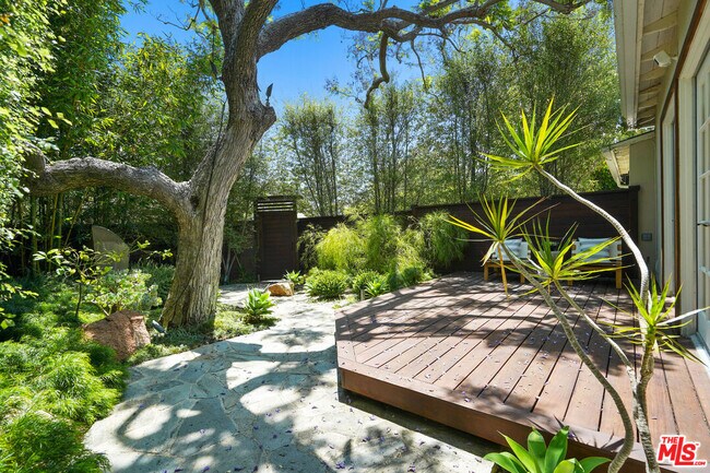 Building Photo - 215 S Medio Dr