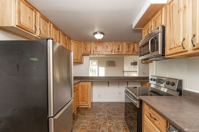 Building Photo - Updated Home W/ Detached Garage