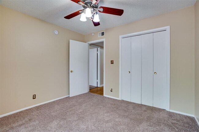 Building Photo - 500 E Riverside Dr