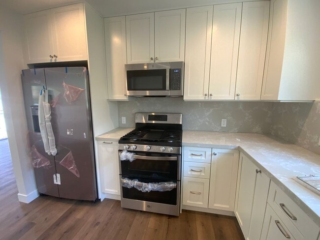 Building Photo - Adorable fully remodeled home on Ruhland with large yard