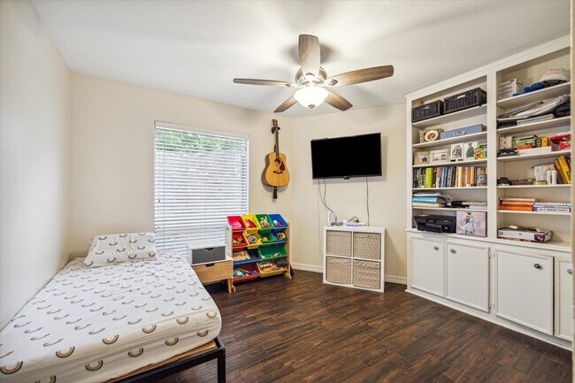 Building Photo - 910 Coachlight Dr