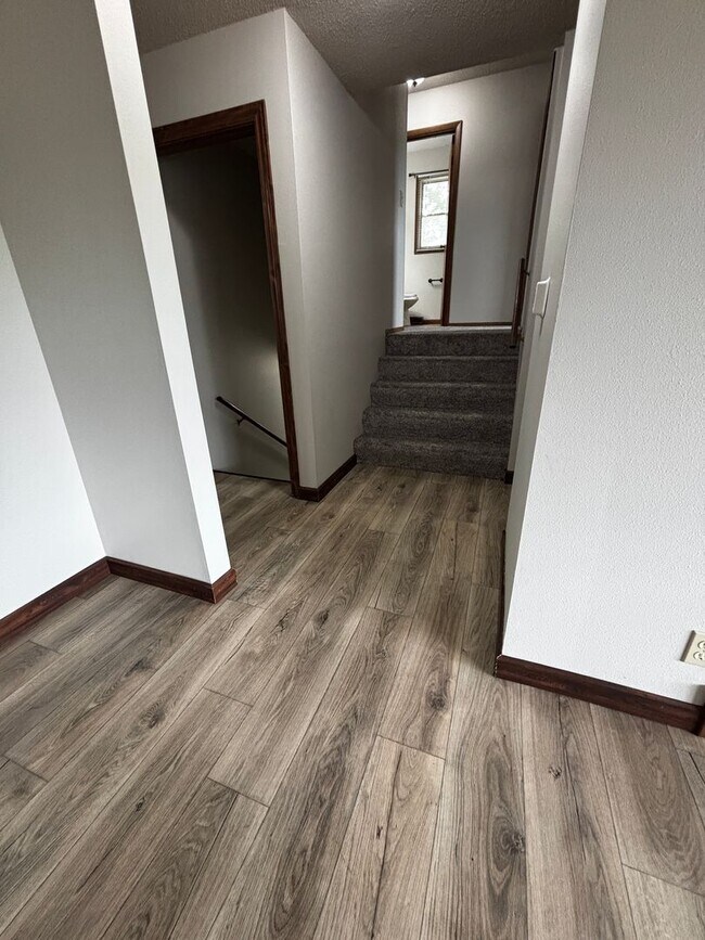 Building Photo - 3 Bedroom 2 Bath Duplex