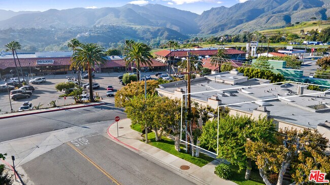 Building Photo - 6502 Dume Dr