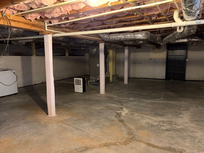 Building Photo - 3 Bedroom, 1.5 Bathroom House in Winston-S...