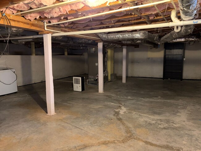 Building Photo - 3 Bedroom, 1.5 Bathroom House in Winston-Salem!