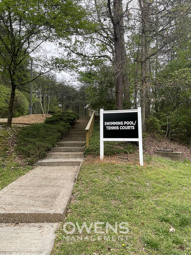Building Photo - Beautiful Lake Front Property!