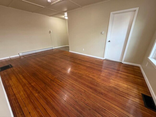 Building Photo - Gorgeous 1-bedroom, First floor! Apartment in quiet Pittsfield Street