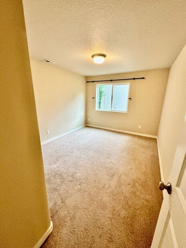 Building Photo - Beautiful 6-bedroom 4-bathroom home in an upscale neighborhood in the Sexton Mountain section of ...