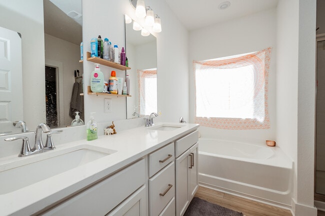 Building Photo - 231 Lyla Ln