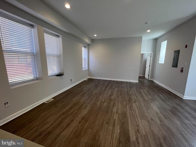 Building Photo - 933-35 Belmont Ave