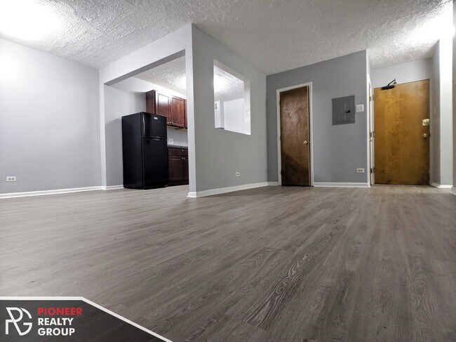 Building Photo - 7333 N Ridge Blvd