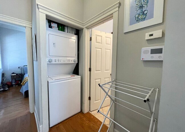 Building Photo - Available 7/20. Great 1BR/1BA Available in Downtown Charleston!