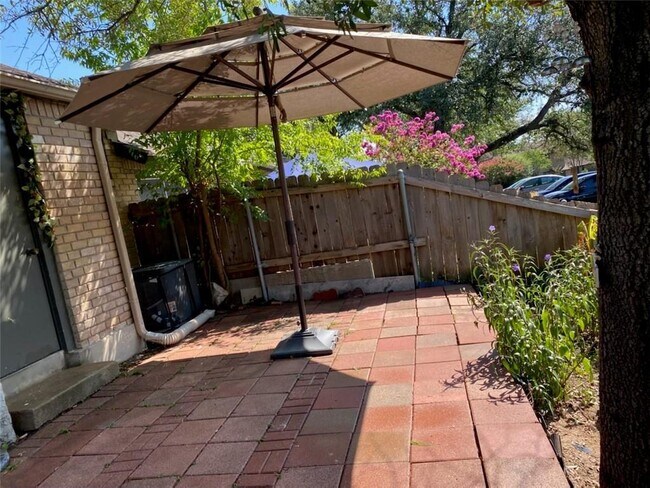 Building Photo - 1015 E Yager Ln