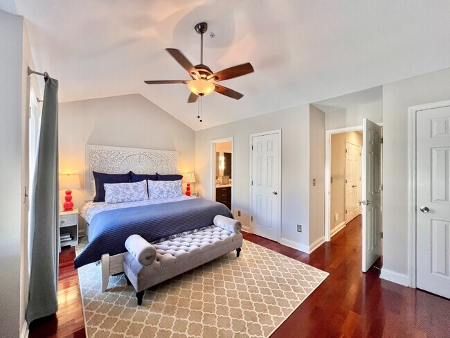 Building Photo - UPTOWN TOWNHOUSE!