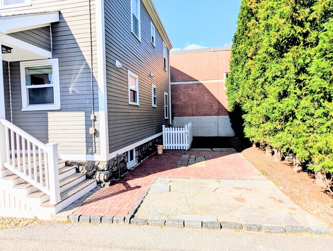 Building Photo - 9 Wall St