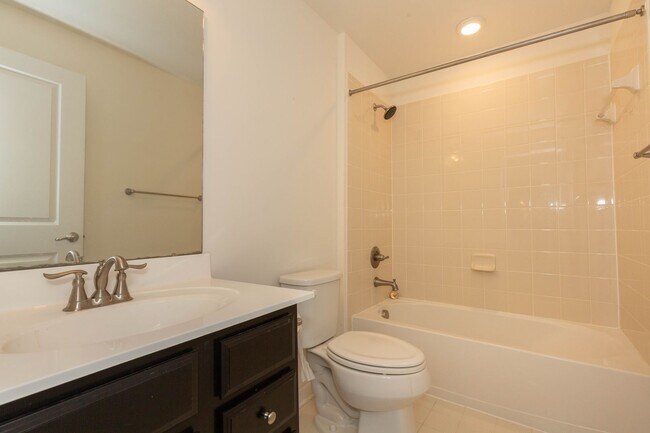Building Photo - 5 Bed, 4.5 Bath Single Family Home in Step...