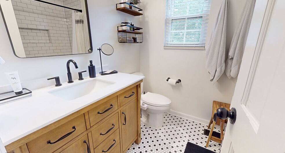 Building Photo - 604 Old Lebanon Dirt Rd