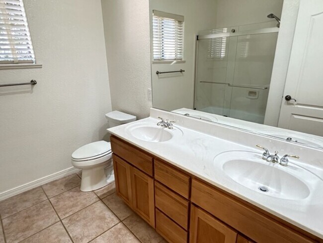 Building Photo - HOUSE - VILLAGE OF OAK CREEK