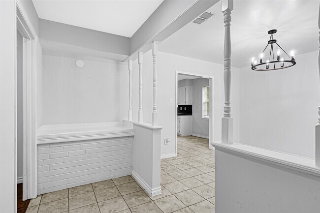 Building Photo - 1014 Robinson St