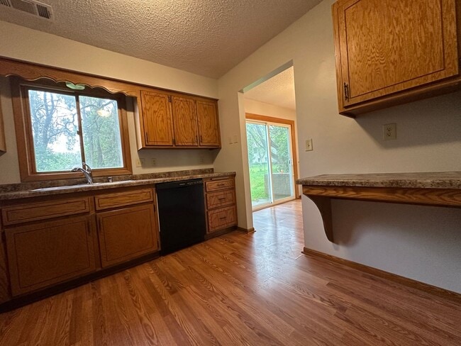 Building Photo - Huge Yard! 2 bd 1 ba 1 car garage plus par...